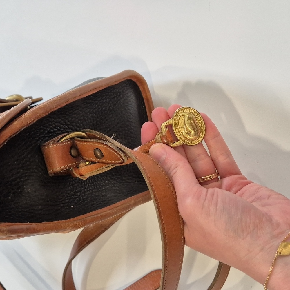 Vintage Classic Black and Tan Leather Shoulder Bag Crossbody Bag - Picture 10 of 17